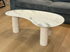 Table basse PYLONE pieds Beige et plateau en verre marbré blanc