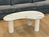 Table basse PYLONE pieds Beige et plateau en verre marbré blanc